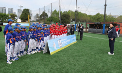 “스트라이크” 외친 윤 대통령, 용산 어린이정원 야구장 찾아 [만리재사진첩]