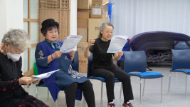 64살 막내 단원이 대본 심부름…새꿈연극단 ‘시니+컬’ 도전 [영상]