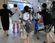 “드디어 집으로”…‘괌옥’ 탈출 한국 관광객 188명 인천 도착