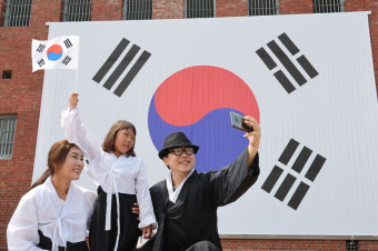 [포토] 광복절 하루 앞…폭염에도 붐비는 서대문형무소 역사관