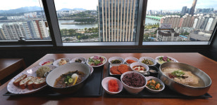 용산 맛집 부럽지 않은 ‘하이브의 식탁’…한강뷰는 덤