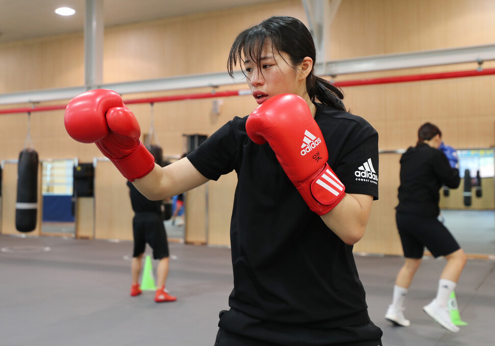 파리 올림픽 여자 복싱 54kg 동메달리스트 임애지, 북한 복싱 영웅 방철미와 격려와 응원 나눈다