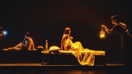 두 이야기에서 ‘틀린 그림 찾기’ 하며 신선함 느끼는 실험극