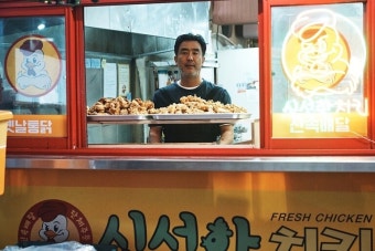 ‘극한직업’ ‘무빙’ 이번엔 ‘닭강정’이다…류승룡 치킨 유니버스