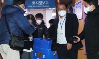 [단독] 검찰, ‘김건희 오빠’ 휴대전화 압수수색 끝내 막았다