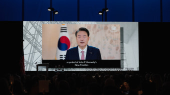 윤석열-기시다, ‘용기 있는 사람들상’ 공동 수상…“한일관계 개선”