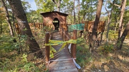 ‘안데르센 잔혹동화마을’도 아니고…금가고 못 빠지고 삐걱