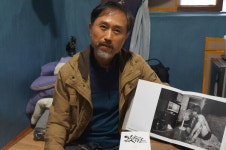 멀쩡한 집 두고 4년째 여인숙 사는 사진가, 그가 담으려는 건