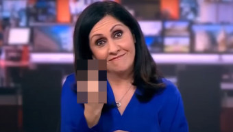 [영상] BBC 앵커, 생방송 중 손가락 욕…“동료와 장난” 납작 사과