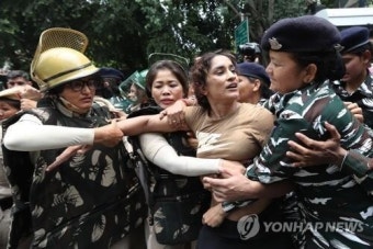 인도 레슬링 선수, 훈장을 도로에 내려놓다…“협회장 성추행 고발했지만”