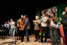 “일어나, 일어나, 봄의 새싹들처럼~” 우리들의 학전에 보내는 응원가