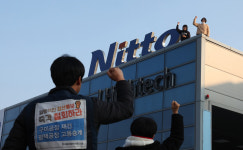 옥상 위의 한국옵티칼하이테크 여성노동자들 “우리 편이 없다”