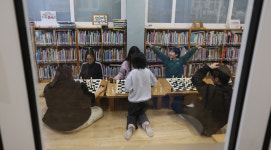 협동조합 위기 맞자, 주민들이 모금·인테리어 직접 참여