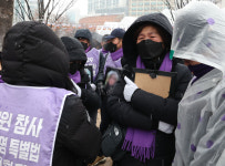 눈비 속 영정 닦으며 용산까지…“이태원 특별법 신속히 공포해주길”
