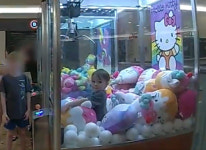 인형뽑기 기계 속 3살 아이…“인형 친구들과 놀러 갔니?”