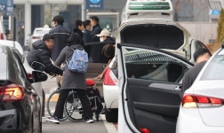 지금 어린이병원 복도에 아이들이 누워 있다 [포토]