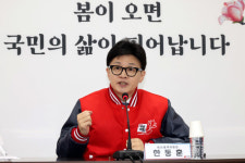 국힘 선거 사진에 ‘대통령보다 한동훈’…윤 정권 중간평가 아니다?