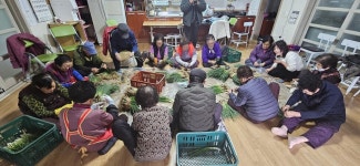 경로당 어르신 ‘못난이 김치’ 전처리 소일…지역경제 일손 ‘윈윈’