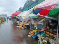 “마트가 더 싸” 손님 떠나고, 정부 지원 소외…시장 상인들 한숨