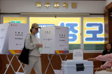 노모와 기표소 동행 막히자…투표용지 찢은 50대의 최후