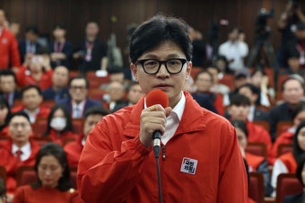 얼굴 굳은 한동훈, 참패 예측에 한숨…10분 만에 자리 떠 [영상]