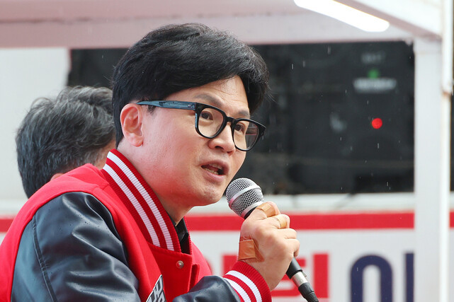 한동훈 대표의 논란, 정치권 관심 짙어져: 관련 뉴스들 분석과 평가 요구