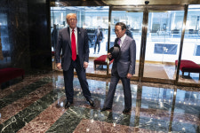 트럼프·아소 ‘뉴욕 회동’에 일본에서 ‘양다리 외교’ 논란