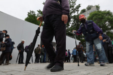 손에 꼭 쥔 ‘대기번호표’…탑골공원에 늘어선 124m 줄 [만리재사진첩]