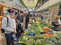 월급 받으면 본국 송금은 옛말…“씀씀이 큰 이주민 없인 장사 못해요”