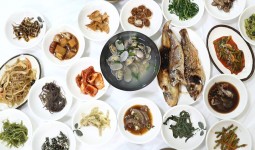 1만원 백반에 반찬 겁나 많아부러~ ‘고장의 얼굴’이 주걱인 곳