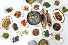 1만원 백반에 반찬 겁나 많아부러~ ‘고장의 얼굴’이 주걱인 곳