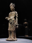 미소 지으며 보고 또 본 ‘백제의 미소’, 다시 일본으로…