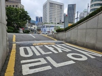 ‘세종대로 18길’ 오거리 진입하다 멘붕…길 건너 표지판이 전부