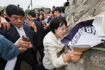 법사위 야당 의원들, 대통령실 앞 경찰과 몸싸움 [포토]