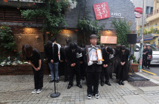 김민기의 마지막 ‘학전’ 출근…사람들은 아침이슬을 불렀다 [현장]