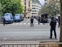 올림픽 선수단 종착점, 에펠탑 사진 명소가 텅 비었다