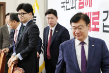 친윤 정점식 “고민할 거 있나”…한동훈 지도부 사퇴 압박 ‘버티기’