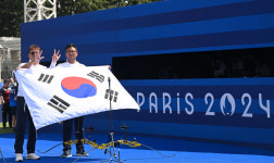관중석에 큰절, 세 손가락 펼쳐보인 ‘3관왕’ 김우진 [만리재사진첩]