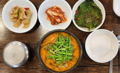 진하게 끓여낸 오리탕, ‘한겨레’와의 인연만큼 깊은 맛