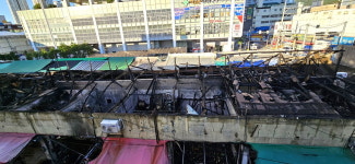 “가스통 펑펑 터지는 소리” 마산어시장 상가 화재…점포 28개 불타