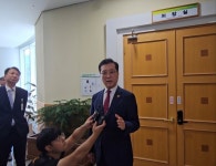 성추행 피해자 대신 동료 손잡은 14명은 누구?