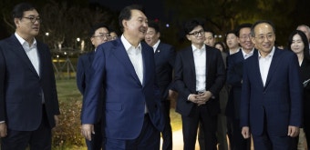대통령-여당 지도부 1시간30분 만찬회동 종료