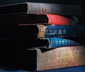 다빈치, 홍콩 총독, 진화론…독자·검열 흔적 쌓으며 ‘지구 한바퀴’