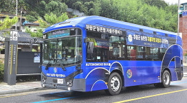“옴마야, 우찌 운전을 안 해도 차가 지질로 가노? 신기하네”