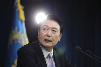 아낌없이 주는 윤석열, 에누리 없이 받는 트럼프