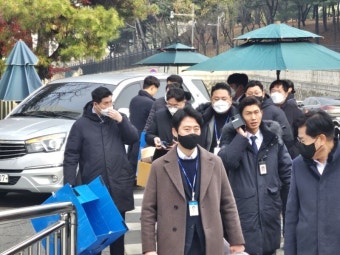 경찰, 대통령실 압수수색…경호처와 대치 중