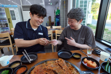 26년 미등록 이주아동으로 산 강태완…쫓겨나지 않으려 삼킨 말들 [.txt]