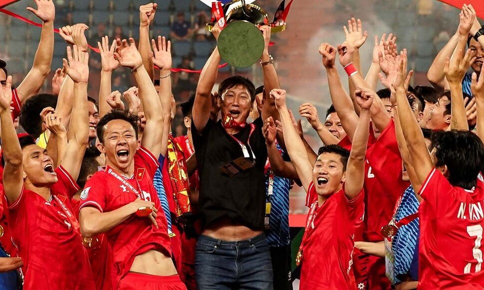 베트남 축구계를 뒤흔든 김상식 감독, 미쓰비시일렉트릭컵과 U-23 AFF 챔피언십 우승으로 주목 받아