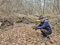 “김창환 선생, 이 판판한 바위에 앉아 폭포소리 이겨냈제”