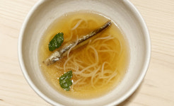 제주 봄 바다에서 건진 ‘꽃멸치’ 소면…“평범한데 평범하지 않은 맛이죠”